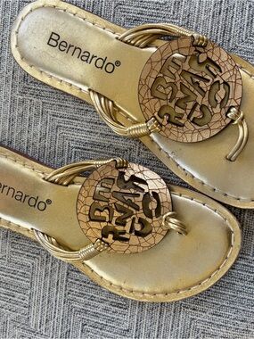 Bernardo Brazil Gold Metallic Leather Medallion Thong Sandals Flat Slip On 7M